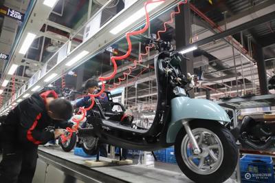 讓泳壇巨星葉詩文驚出表情包！探訪立馬超級工廠，揭秘金牌好車誕生地